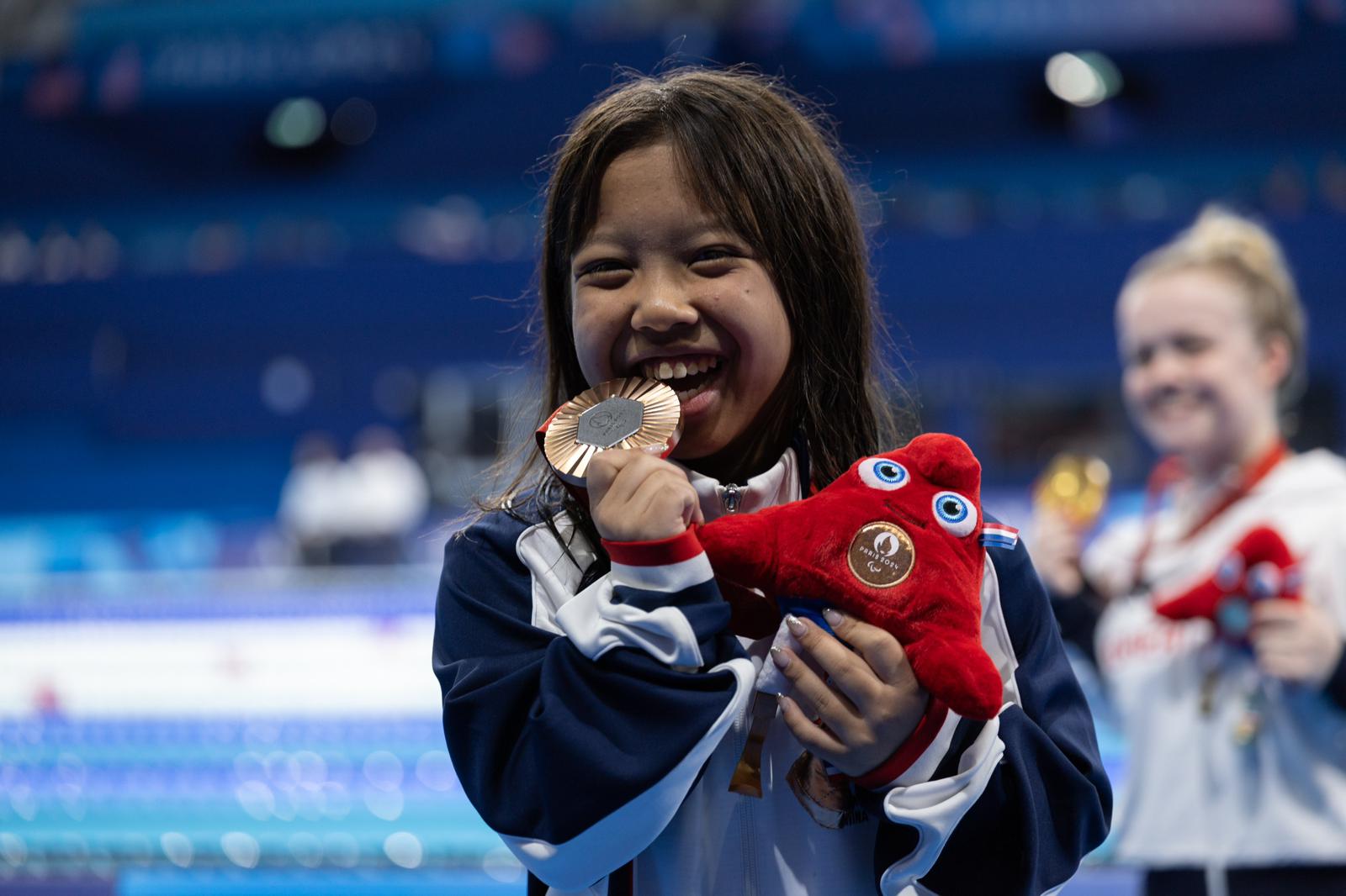 Swimming athlete Ng Cheuk-yan celebrates winning the Paralympic bronze medal in the women's 100m breaststroke SB6 final. (2024) Photo: China Hong Kong Paralympic Committee